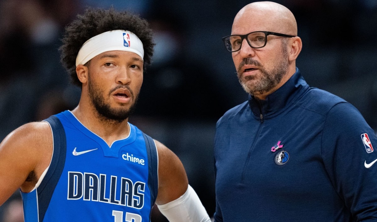 CHARLOTTE, NORTH CAROLINA - OCTOBER 13: Dallas Mavericks head coach Jason Kidd talks with Jalen Brunson #13 during their game against the Charlotte Hornets at Spectrum Center on October 13, 2021 in Charlotte, North Carolina. (Photo by Jacob Kupferman/Getty Images)