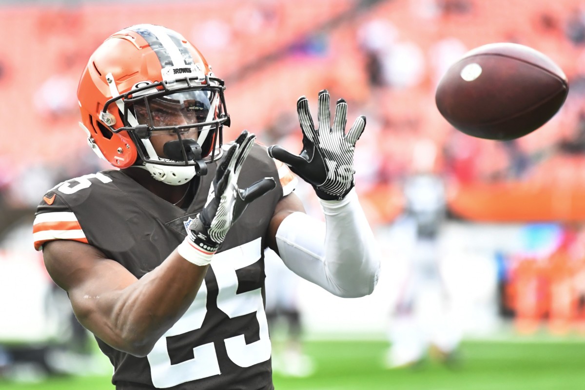 Oct 17, 2021; Cleveland, Ohio, USA; Cleveland Browns running back Demetric Felton (25) warms up before the game between the Browns and the Arizona Cardinals at FirstEnergy Stadium. Mandatory Credit: Ken Blaze-USA TODAY Sports
