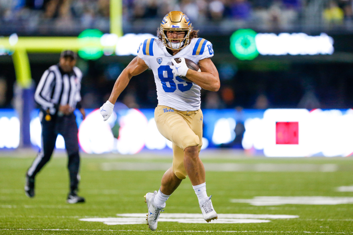 UCLA tight end Greg Dulcich (85) runs for yards after the catch against Washington.