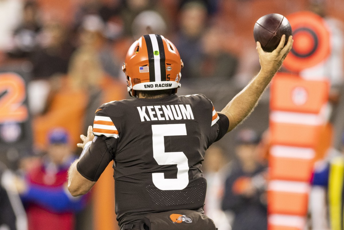 Cleveland Browns quarterback Case Keenum (5) throws the ball against the Arizona Cardinals during the fourth quarter at FirstEnergy Stadium.