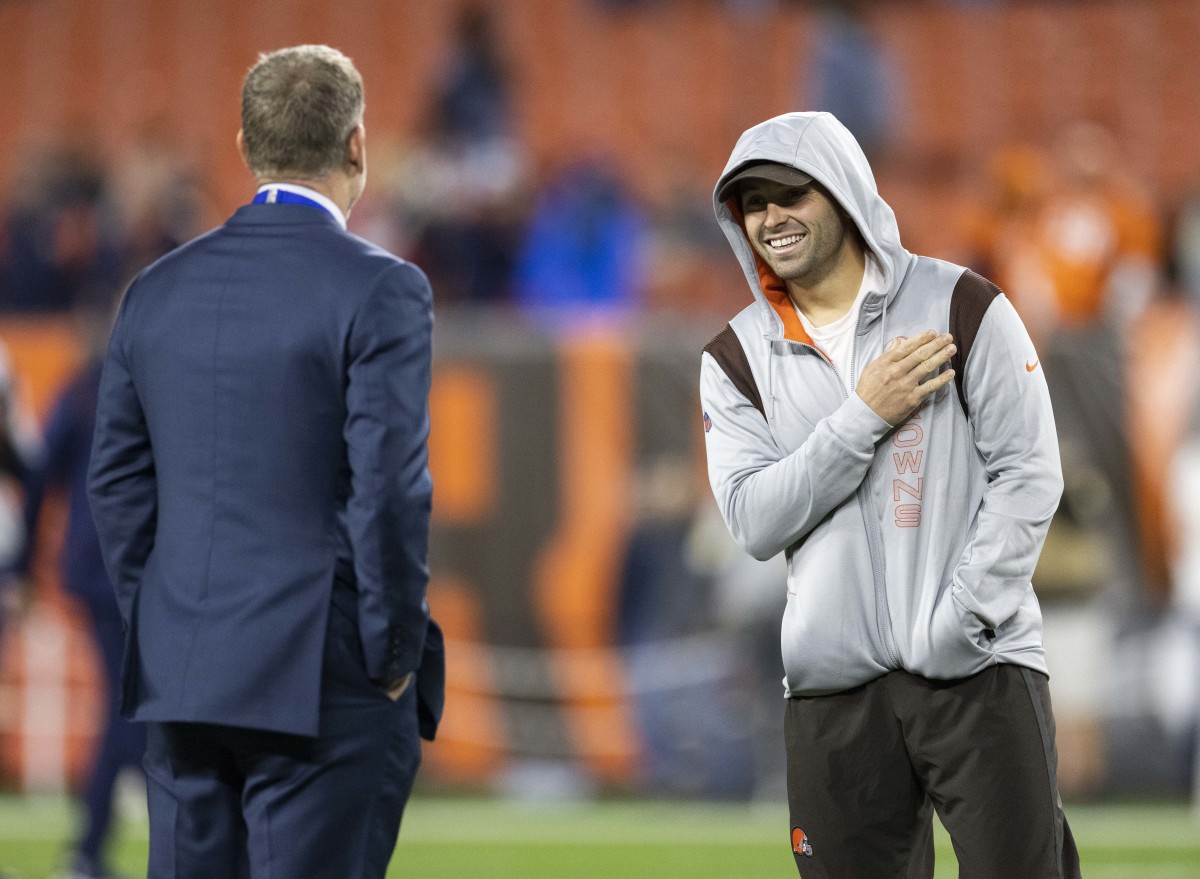 Baker Mayfield tells Troy Aikman about his shoulder injury prior to Thursday's game against Denver.