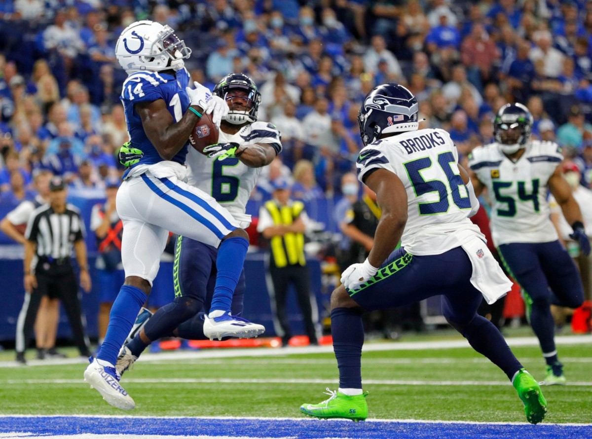 Colts receiver Zach Pascal (14) pulls in a pass while being guarded by Seattle Seahawks safety Quandre Diggs (6). © Robert Scheer/IndyStar via Imagn Content Services, LLC