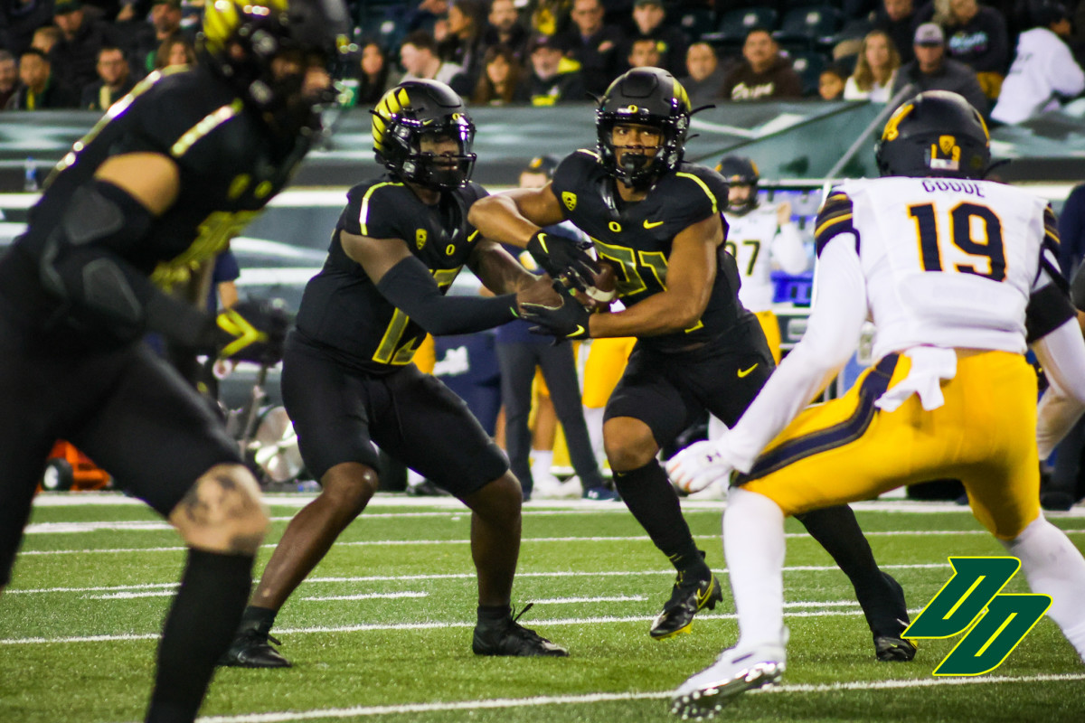 Oregon Ducks running back Byron Cardwell takes a handoff from Anthony Brown vs. Cal.