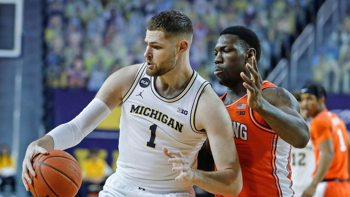 Michigan's Hunter Dickinson battles with Illinois's Kofi Cockburn