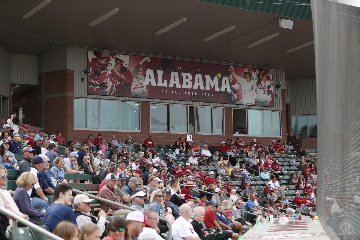 Alabama softball crowd, Rhoads Stadium