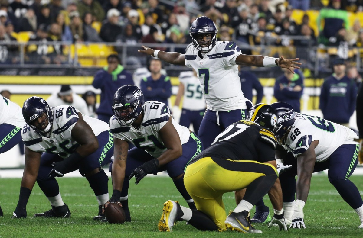 Seahawks quarterback Geno Smith (7) gestures at the line of scrimmage against the Pittsburgh Steelers. Mandatory Credit: Charles LeClaire-USA TODAY Sports