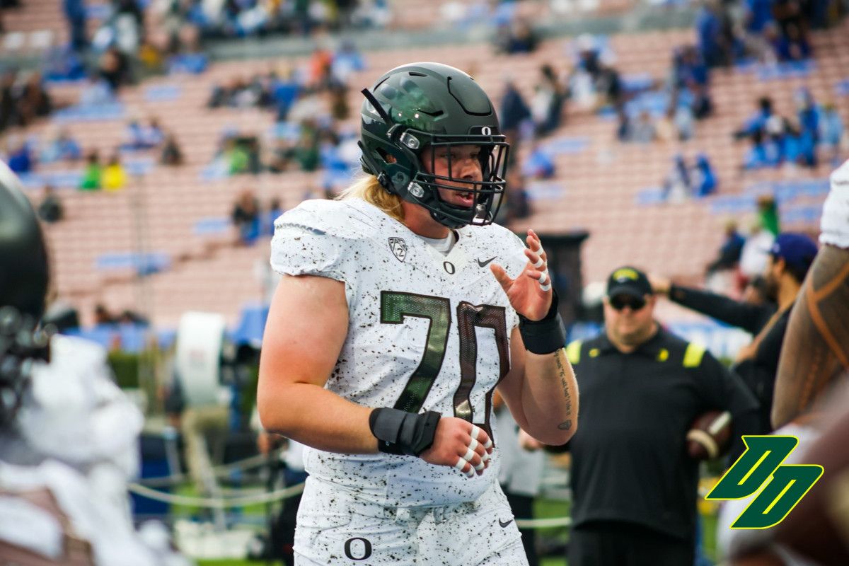 Oregon Ducks offensive lineman Dawson Jaramillo vs. UCLA in 2021.