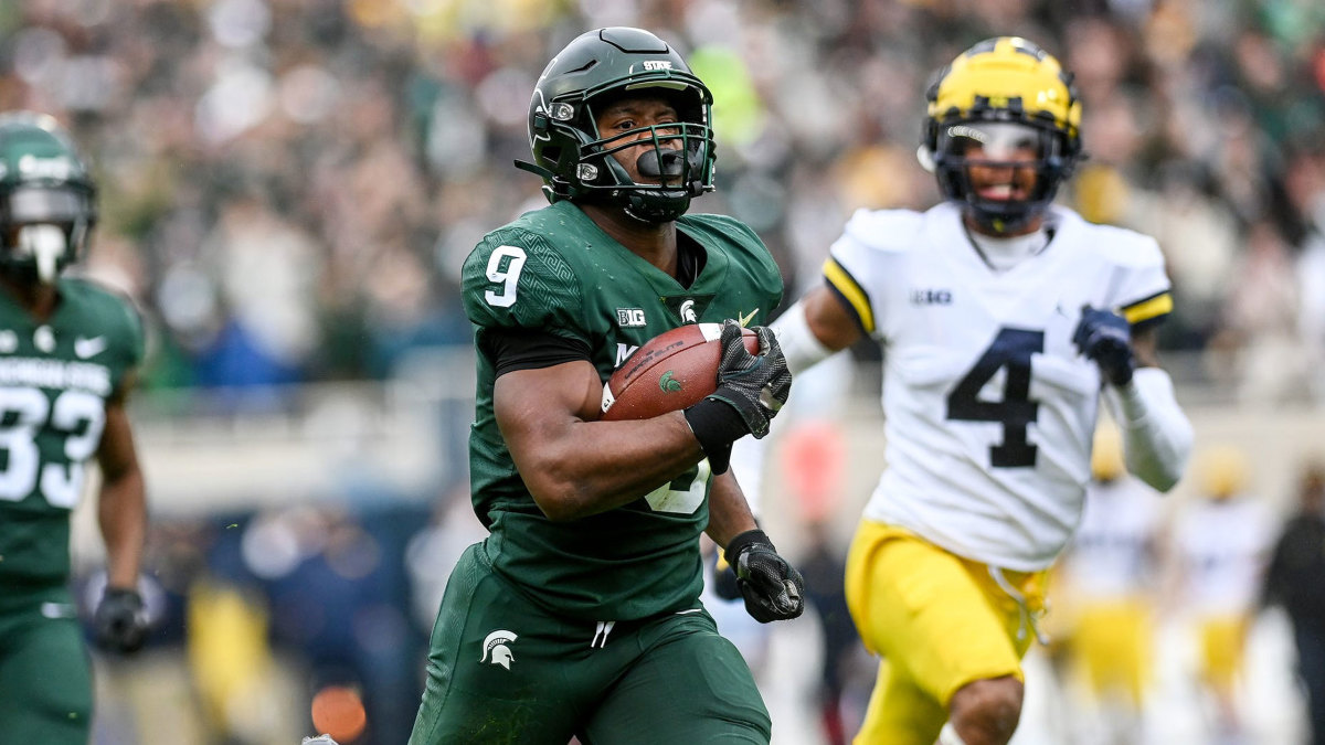 Michigan State's Kenneth Walker III runs vs Michigan