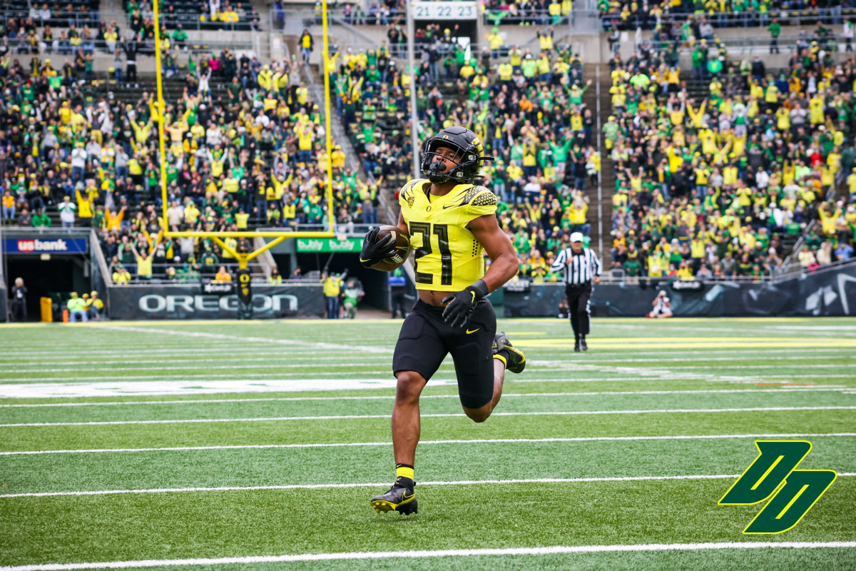 Oregon running back Byron Cardwell rushes for a touchdown against the Colorado Buffaloes in Autzen Stadium.