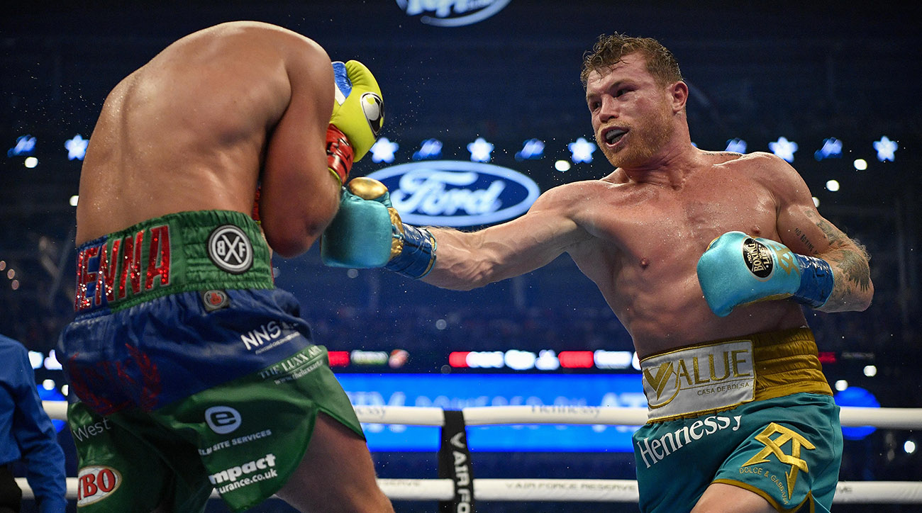 Canelo Alvarez (right) and Billy Joe Saunders (left) during a super middleweight boxing title fight at AT&T Stadium.