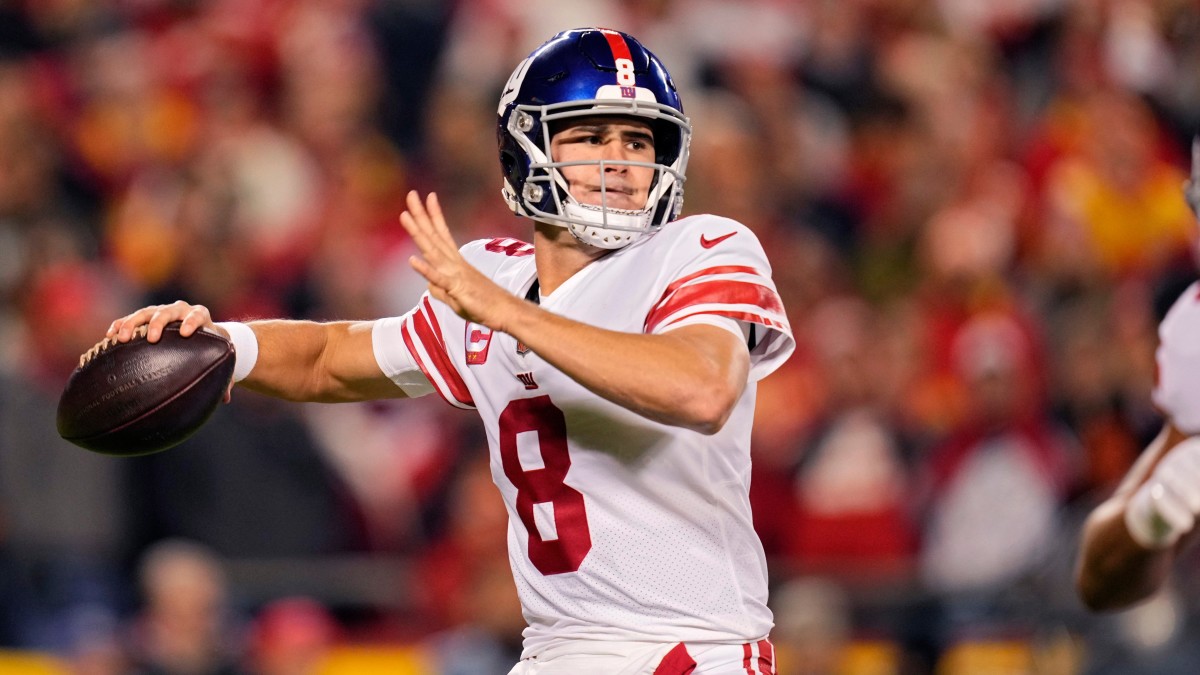 Daniel Jones attempts a pass.