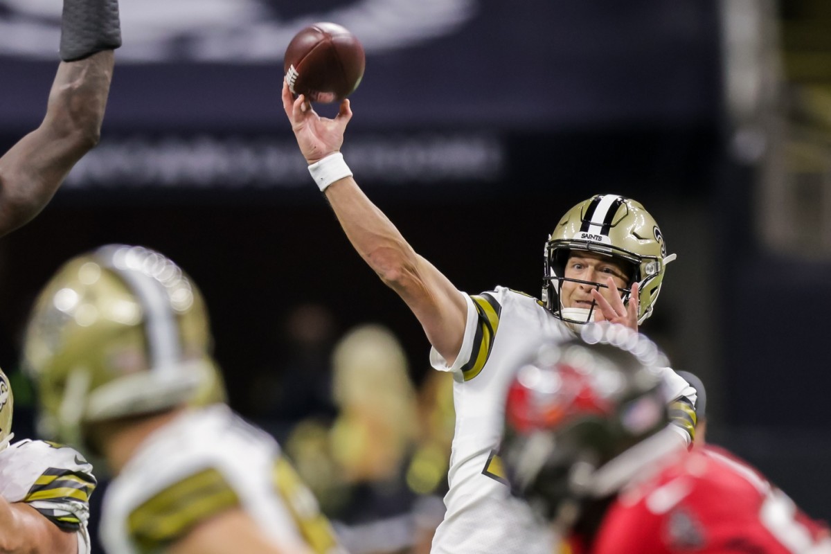 New Orleans Saints quarterback Trevor Siemian (15) passes against Tampa Bay. Mandatory Credit: Stephen Lew-USA TODAY Sports