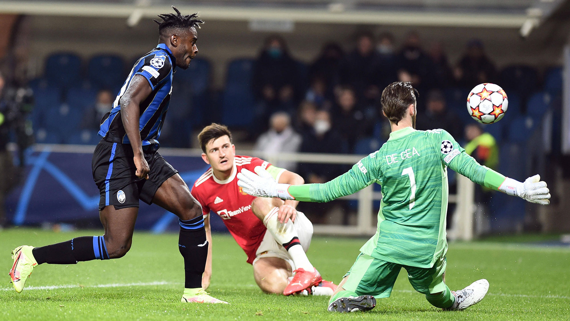 Duvan Zapata scores for Atalanta vs. Manchester United