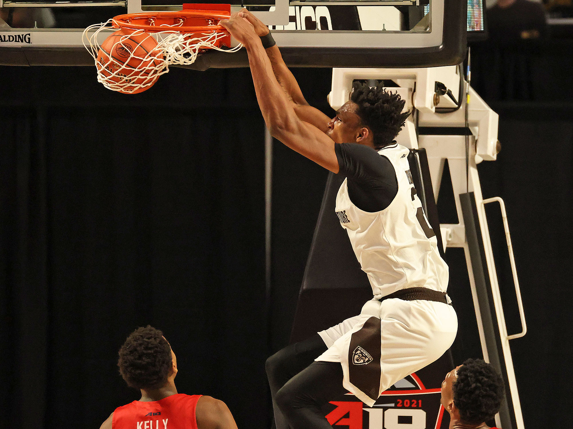 St. Bonaventure's Osun Osunniyi dunks the ball