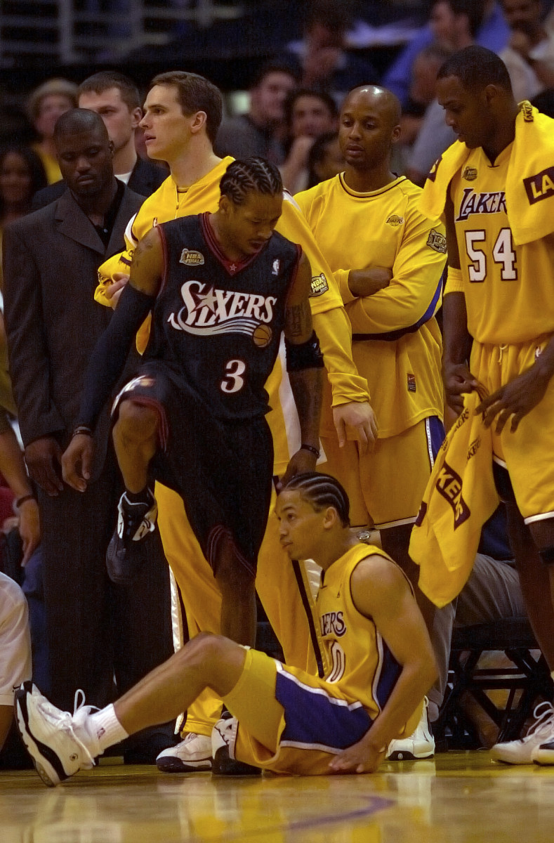 Allen Iverson steps over Tyronn Lue