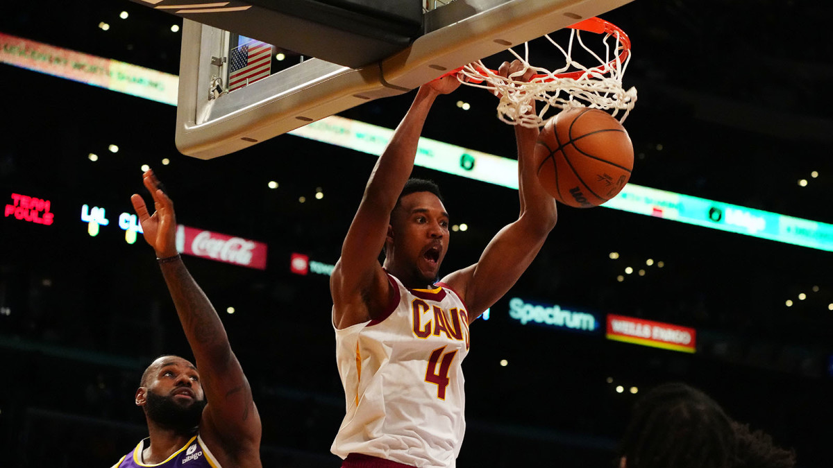 Evan Mobley dunks