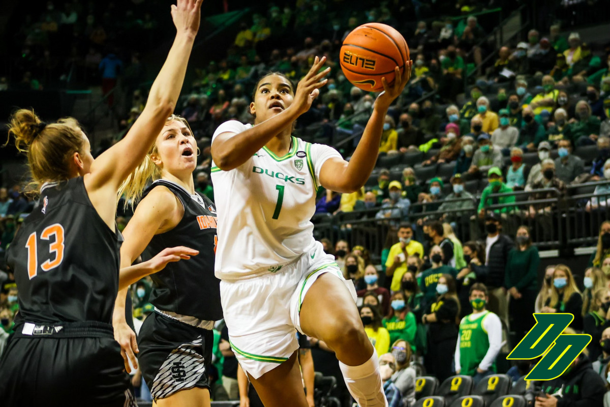 Sabally drives to the hoop for a layup at Matthew Knight Arena.