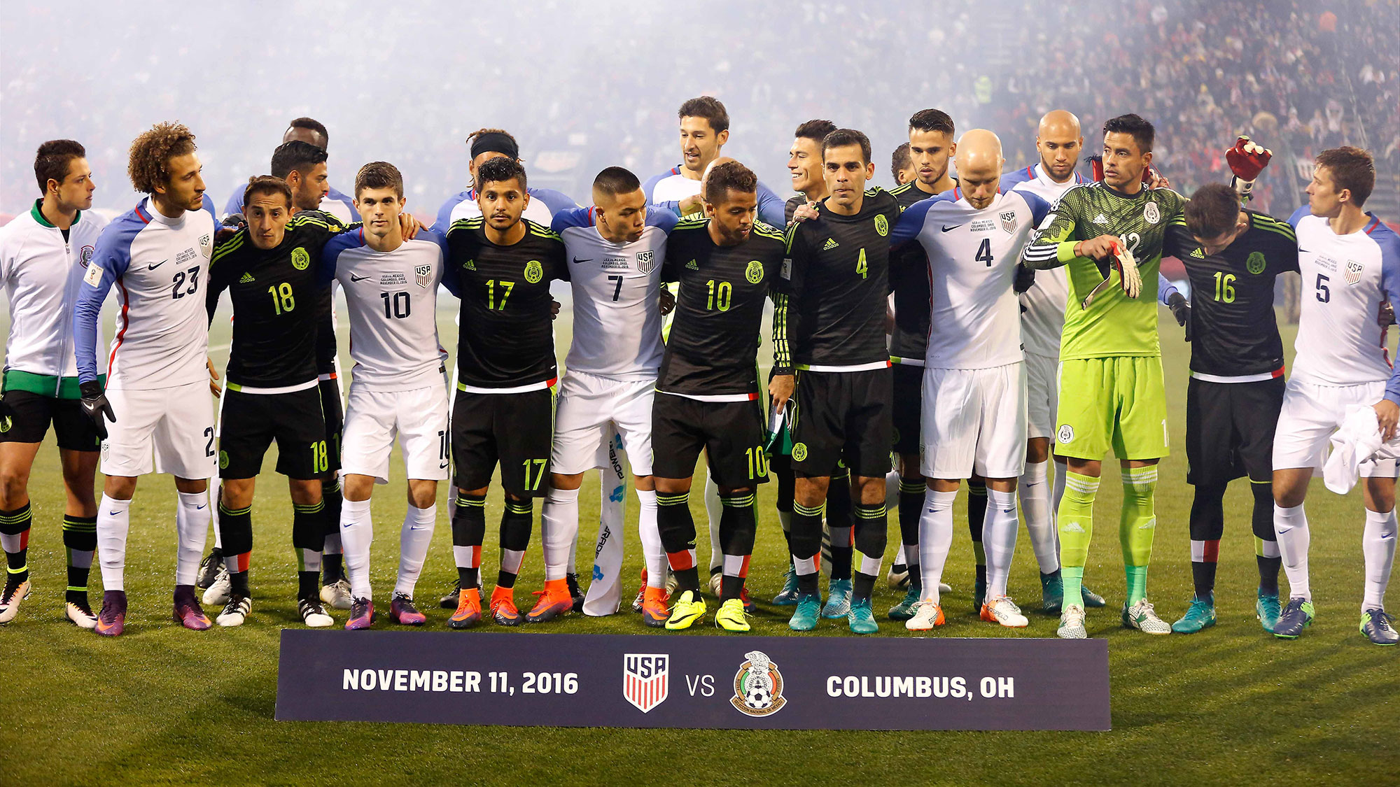 The USA and Mexico pose for a joint photo before a World Cup qualifier in 2016
