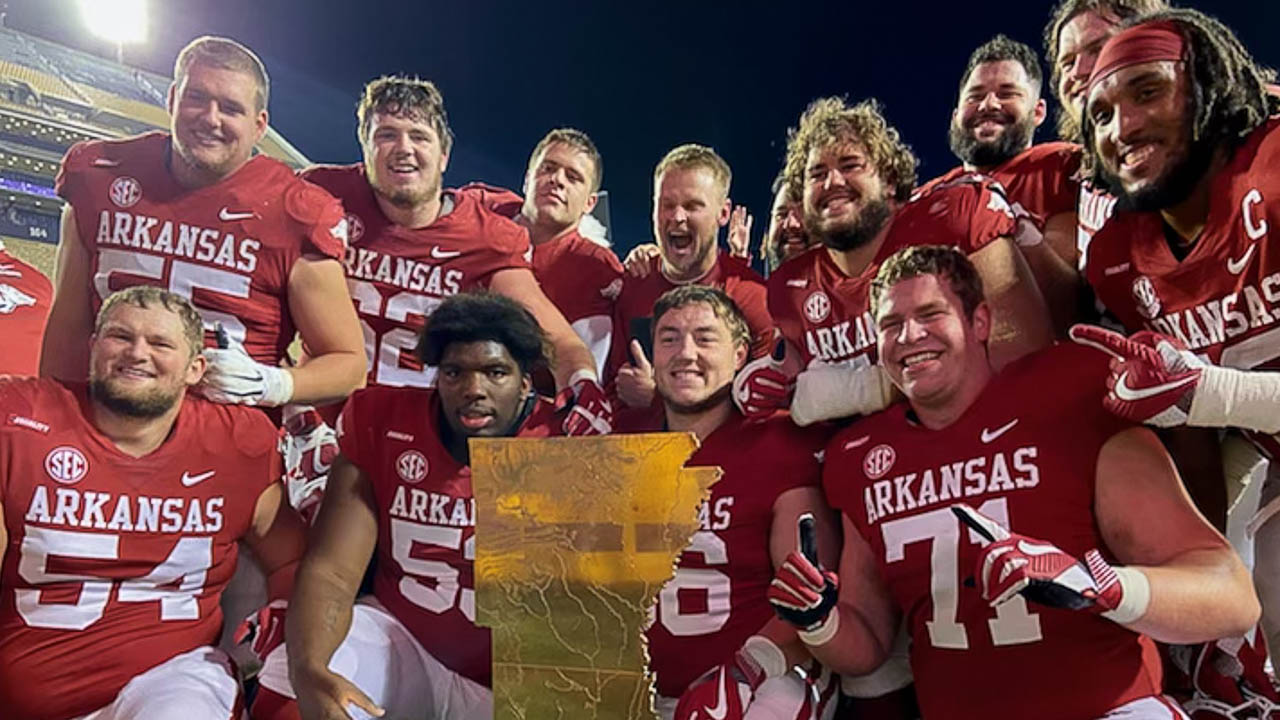 Linemen with trophy after OT win over LSU