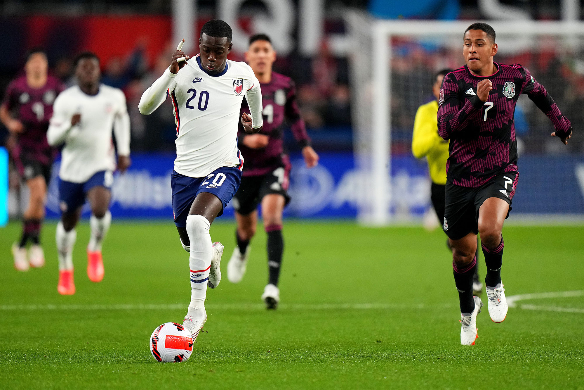 Tim Weah dribbles for the USA vs. Mexico