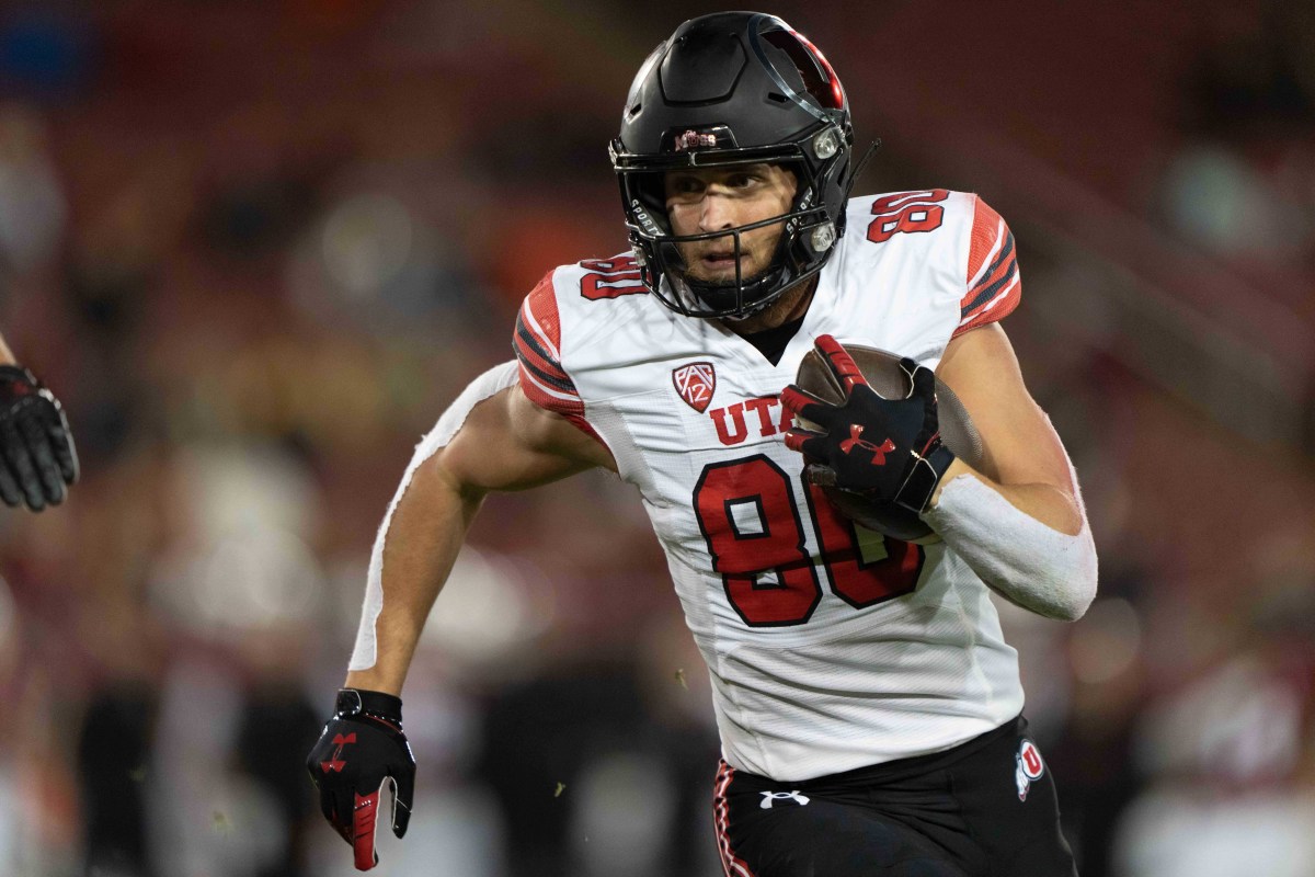 Utah tight end Brant Kuithe (80) runs with the football after a catch against Stanford.