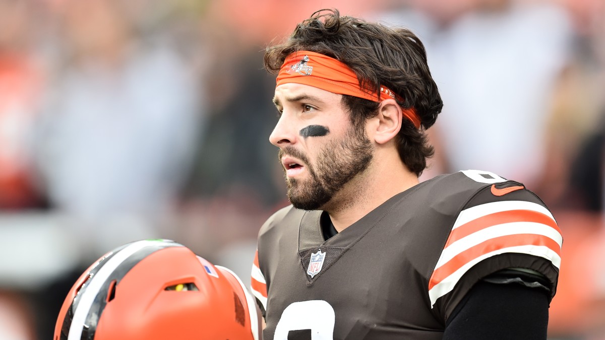 Baker Mayfield with his helmet off at a Browns game.