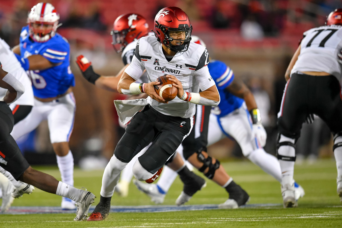 2Oct 24, 2020; Dallas, Texas, USA; Cincinnati Bearcats quarterback Desmond Ridder (9) runs the ball against Southern Methodist Mustangs during the first half at Gerald J. Ford Stadium. Mandatory Credit: Tim Flores-USA TODAY Sports