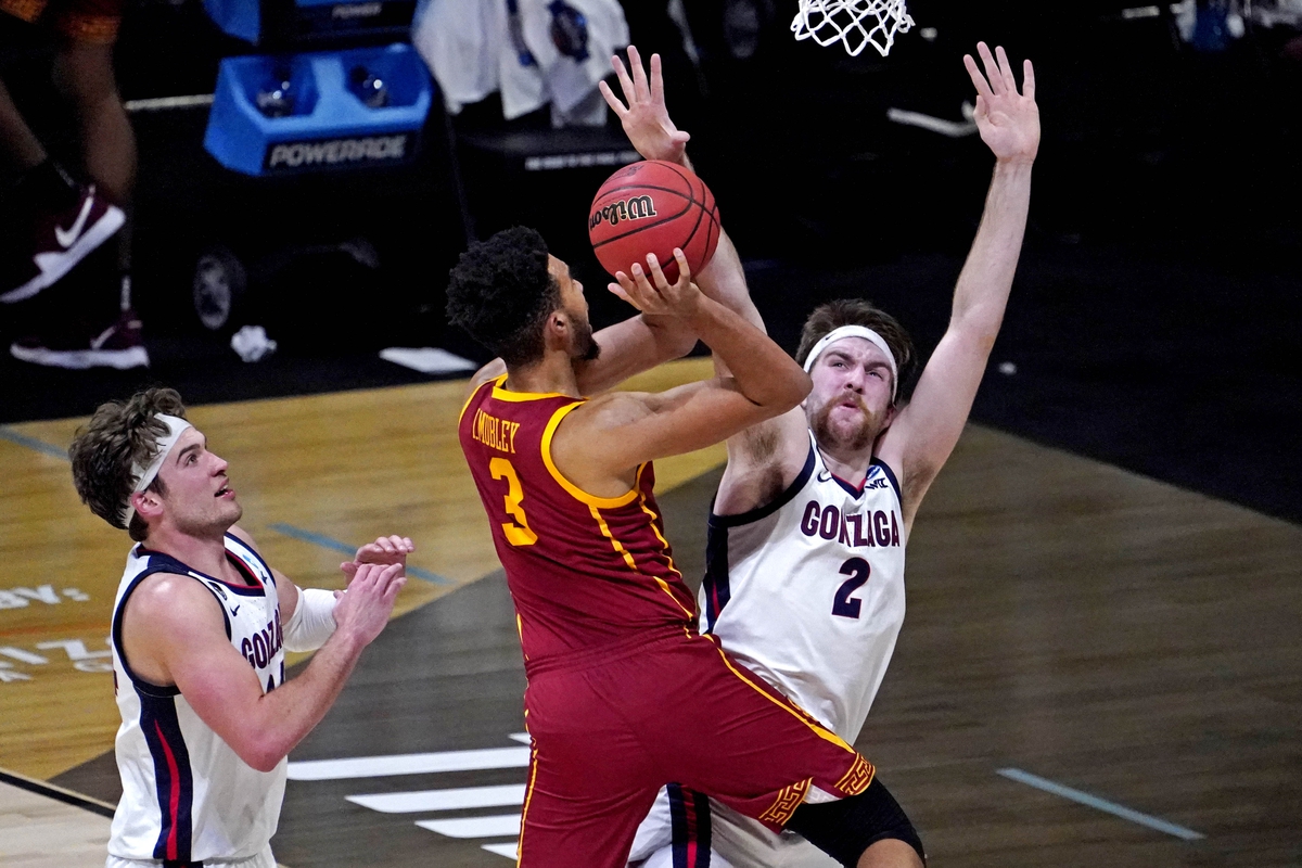 Mar 30, 2021; Indianapolis, IN, USA; USC Trojans forward Isaiah Mobley (3) shoots the ball against Gonzaga Bulldogs forward Drew Timme (2) and forward Corey Kispert (24) during the second half in the Elite Eight of the 2021 NCAA Tournament at Lucas Oil Stadium. Mandatory Credit: Robert Deutsch-USA TODAY Sports