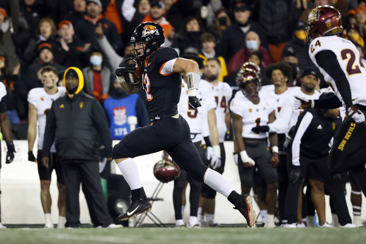 Oregon State's Jack Colletto (12) runs into the end zone for a 47-yard touchdown against Arizona State.