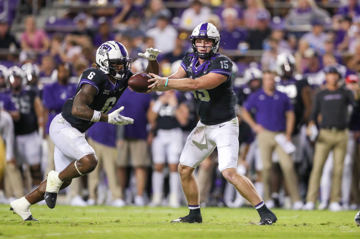 Oct 23, 2021; Fort Worth, Texas, USA; TCU Horned Frogs quarterback Max Duggan (15) hands the ball of to TCU Horned Frogs running back Zach Evans (6) during the second quarter against the West Virginia Mountaineers at Amon G. Carter Stadium. Mandatory Credit: Ben Queen-USA TODAY Sports