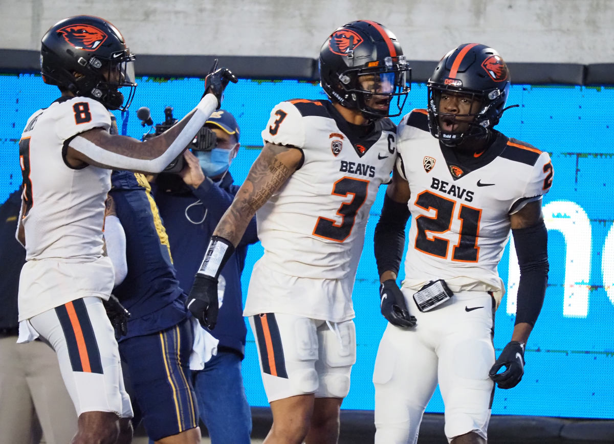 Oregon State Beavers defensive back Ron Hardge III (21) celebrates with defensive back Jaydon Grant (3) after preventing a pass against the California Golden Bears.