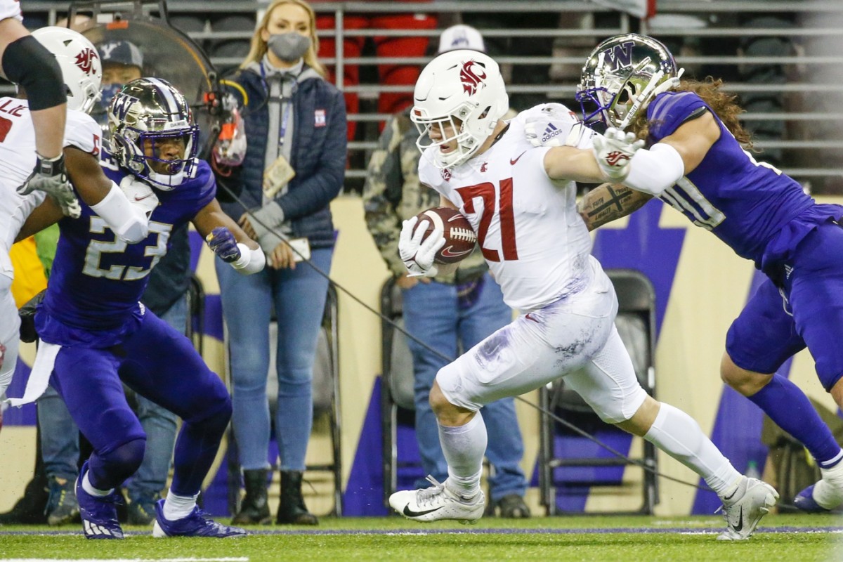 Max Borghi breaks a tackle from Asa Turner to score on a 32-yard run for WSU.