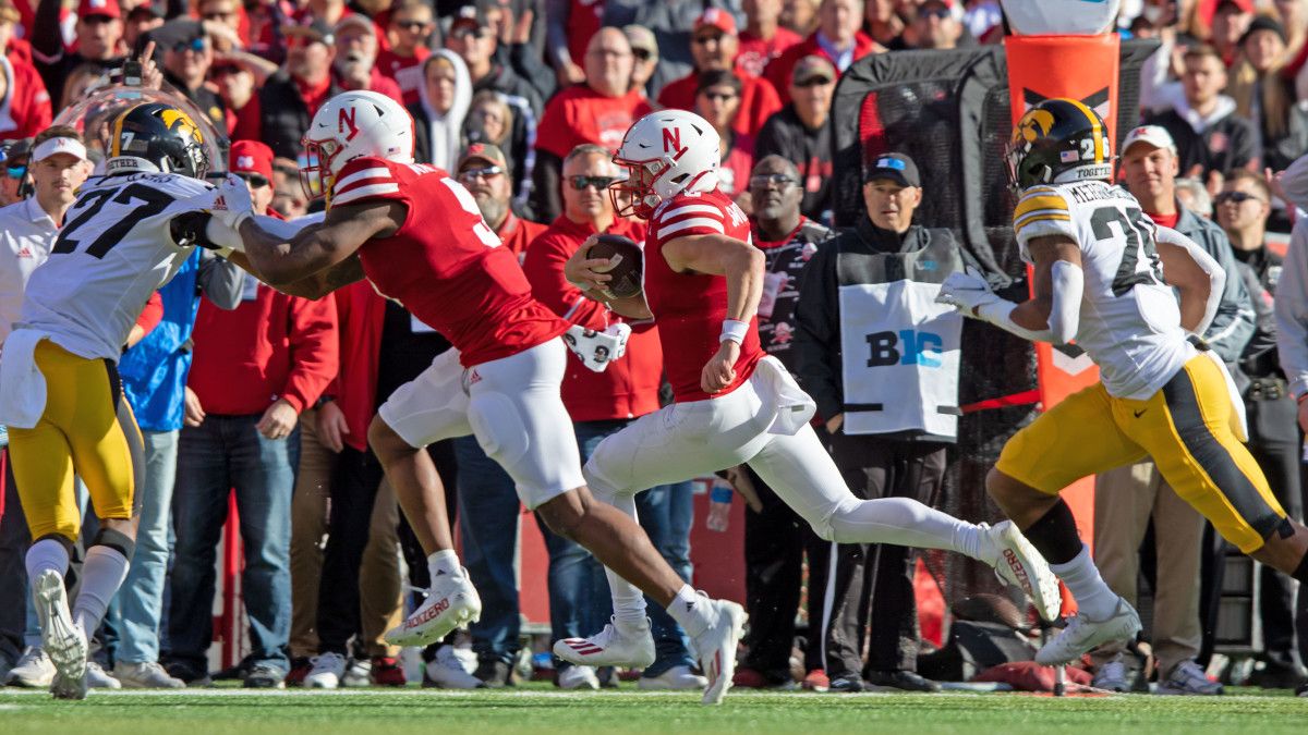 Logan Smothers 24 run 2Q 2021 Iowa