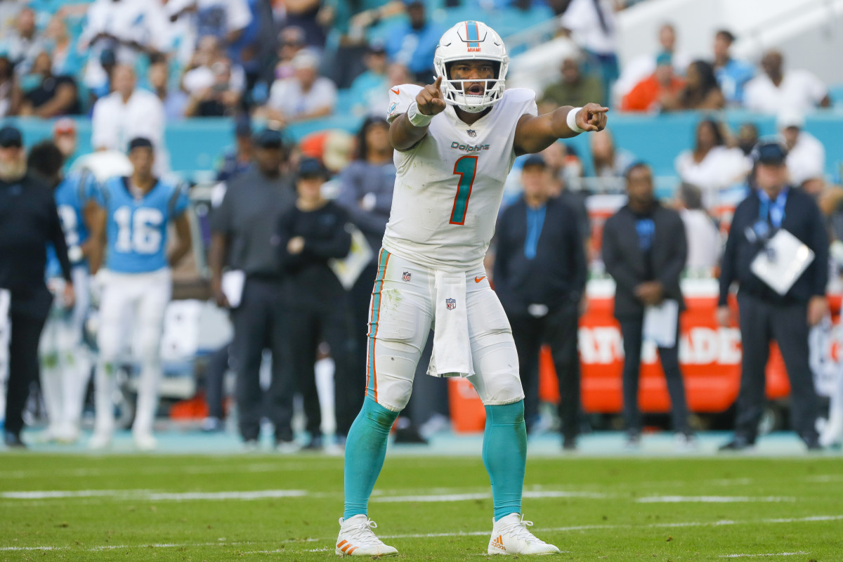 tua-tagovailoa-dolphins-panthers