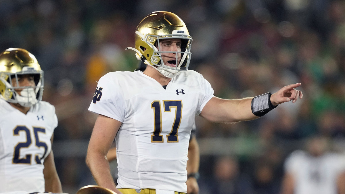 Notre Dame QB Jack Coan points