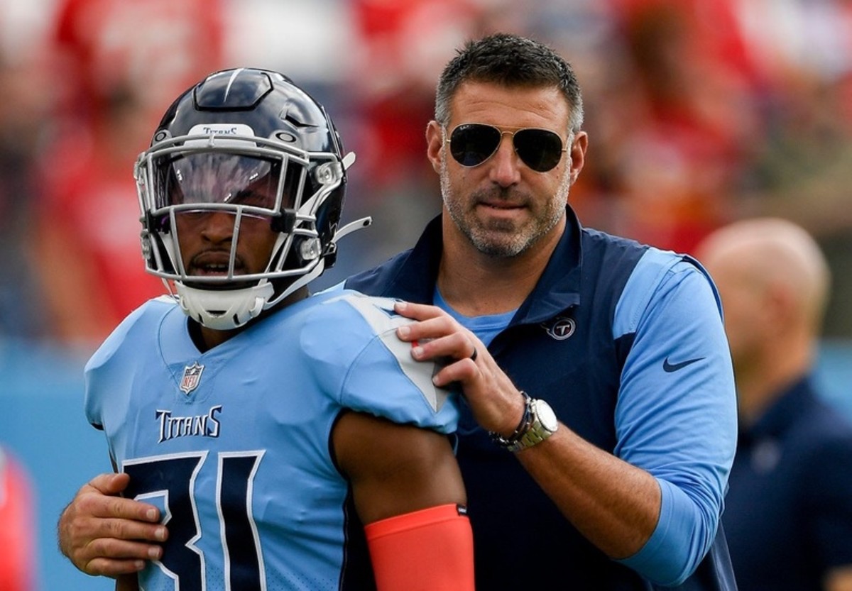 Tennessee Titans head coach Mike Vrabel and Tennessee Titans free safety Kevin Byard (31) talk before they take on the Chiefs at Nissan Stadium Sunday, Oct. 24, 2021 in Nashville, Tenn.