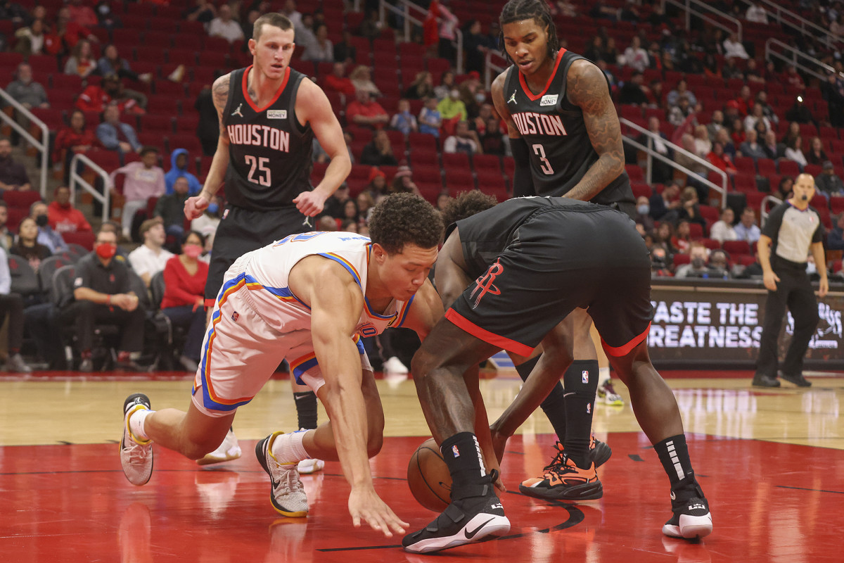 Oklahoma City Thunder Defeat Phoenix 121-109 for 3-0 Series Lead