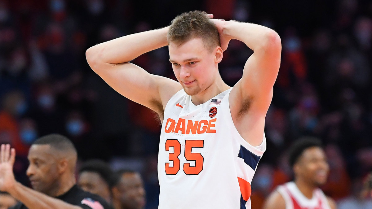 Syracuse's Buddy Boeheim puts his hands on his head