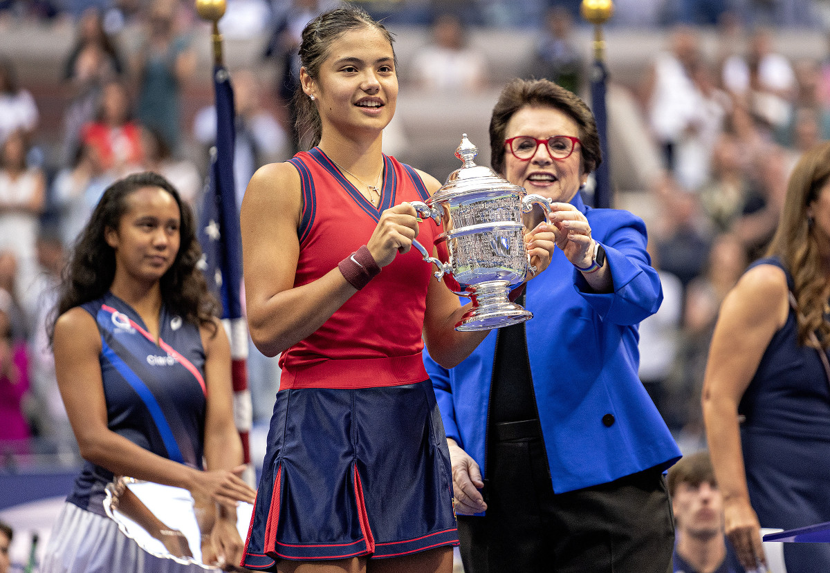 Billie Jean King presents Emma Raducanu with the 2021 U.S. Open trophy.