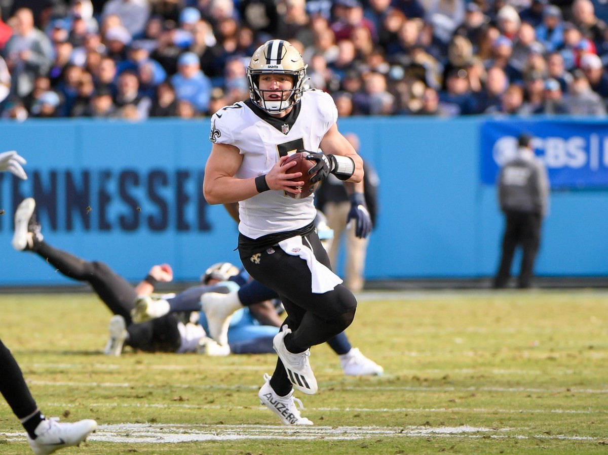 New Orleans Saints Taysom Hill (7) runs the ball against the Tennessee Titans. Mandatory Credit: Steve Roberts-USA TODAY Sports