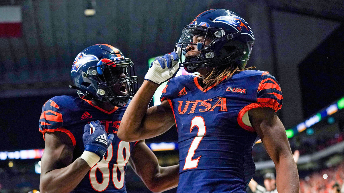 UTSA wide receivers Joshua Cephus (2) and De'Corian Clark (88)