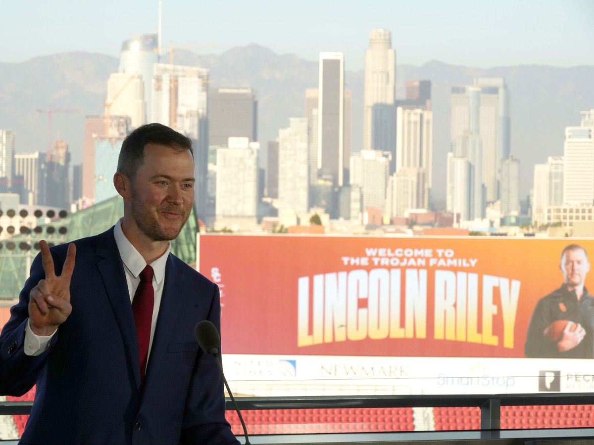 Lincoln Riley gives the 'Fight On' sign at his introductory USC presser