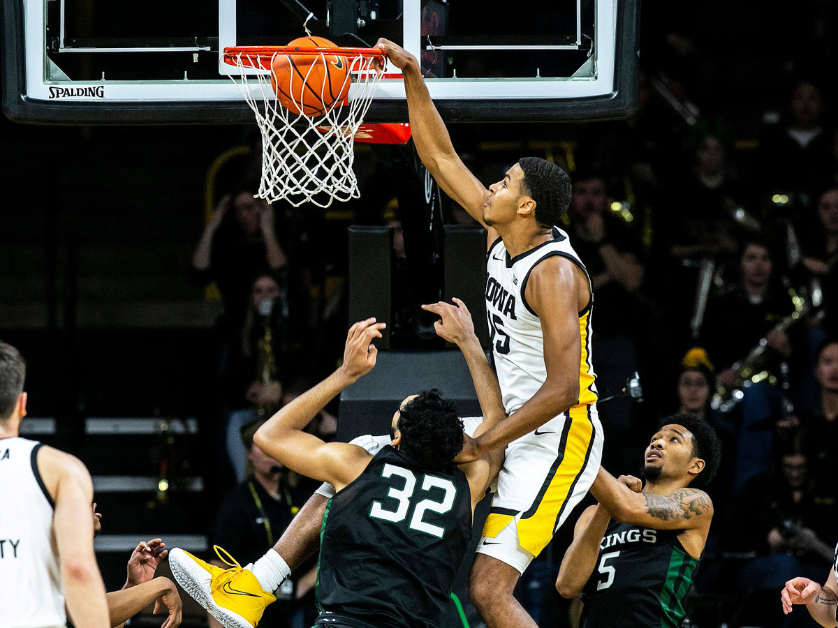 Iowa's Keegan Murray dunks