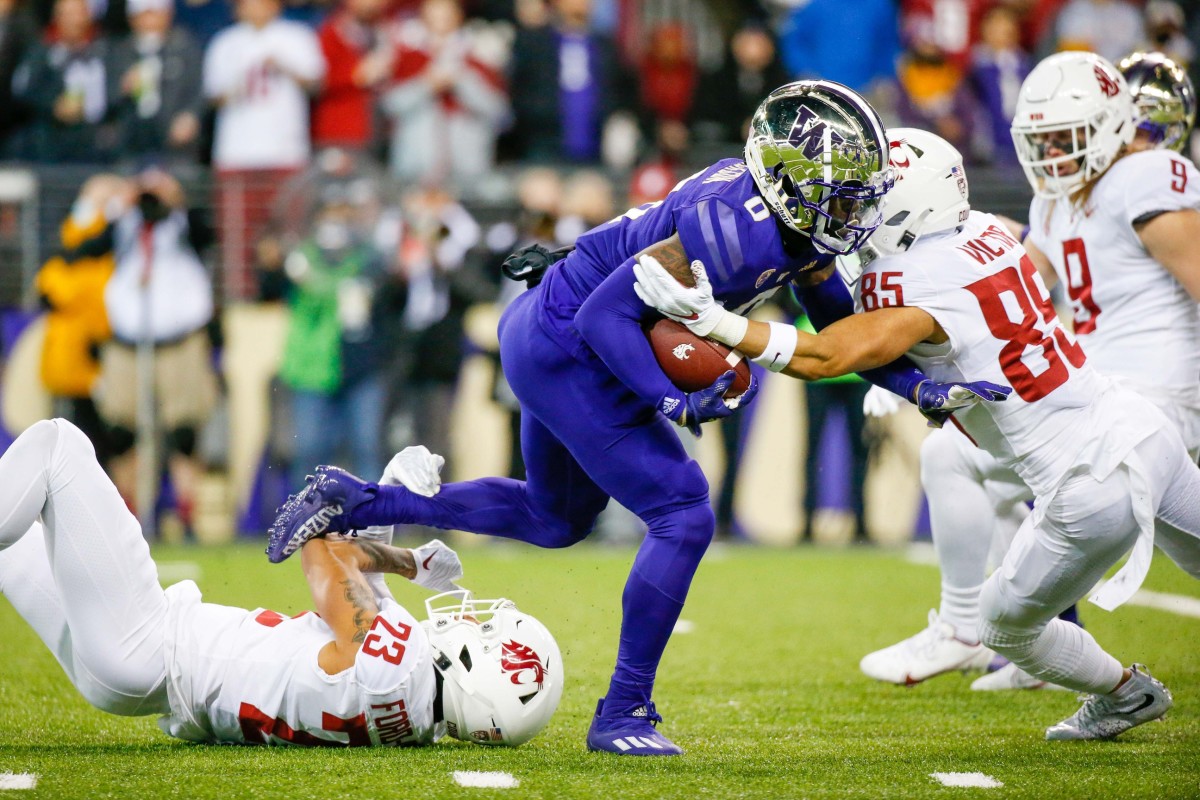 Giles Jackson returns one against WSU in the Apple Cup.