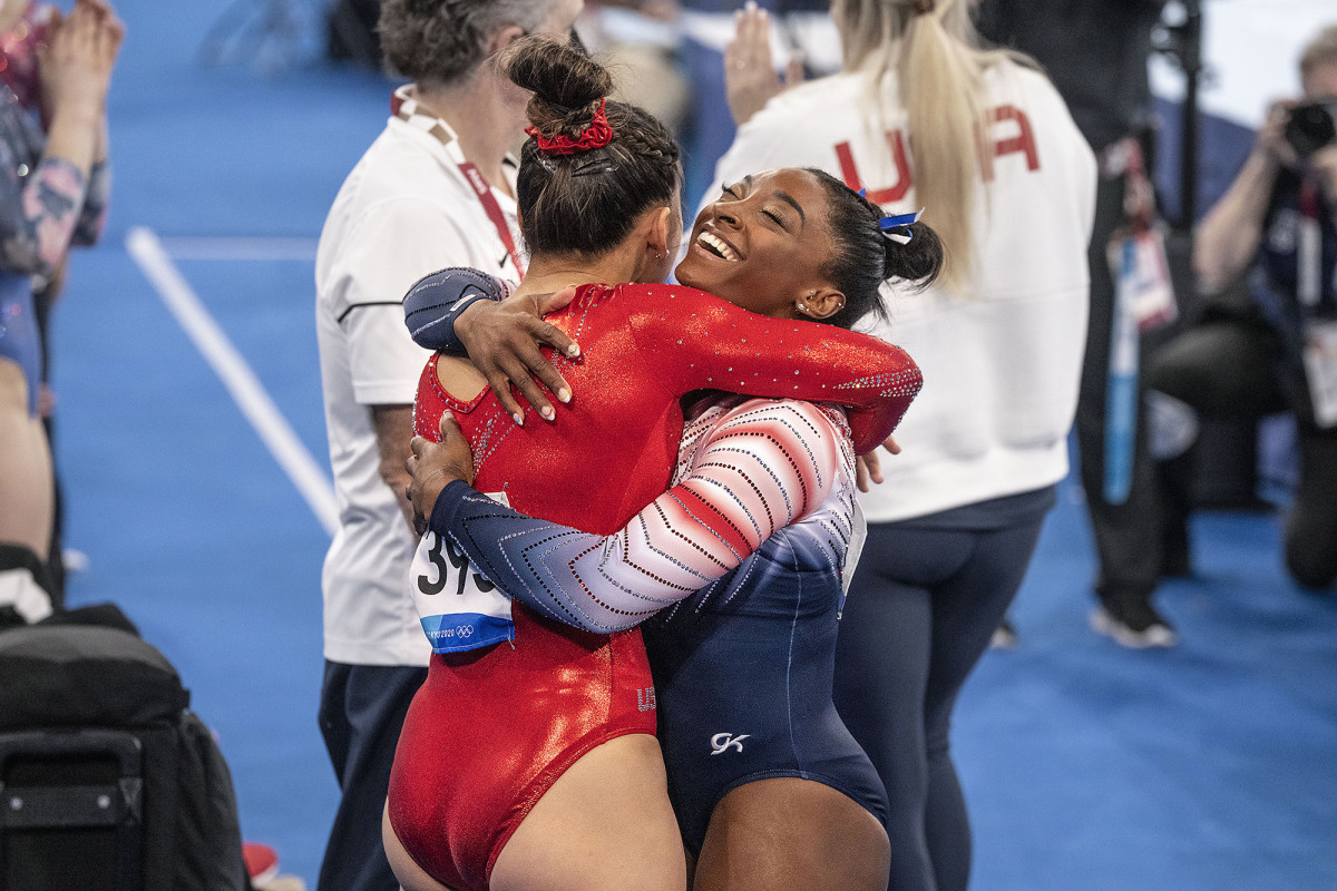 suni-lee-biles-hug