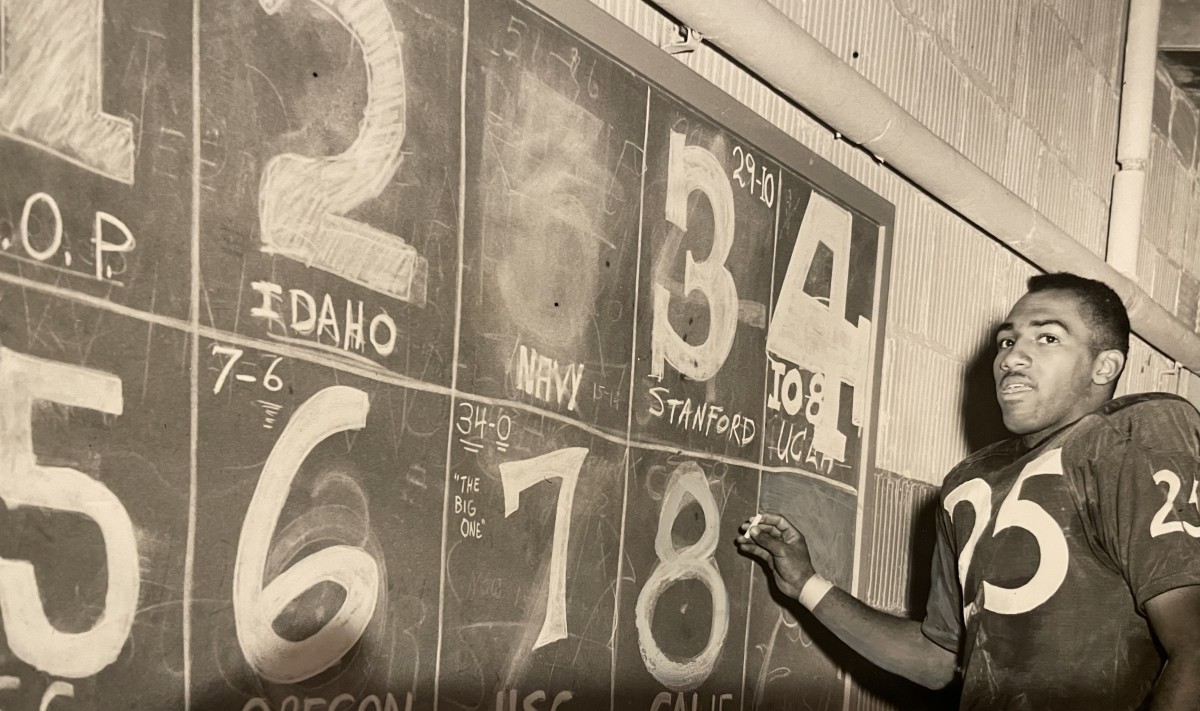 George Fleming marks off the victories on the way to the 1961 Rose Bowl.