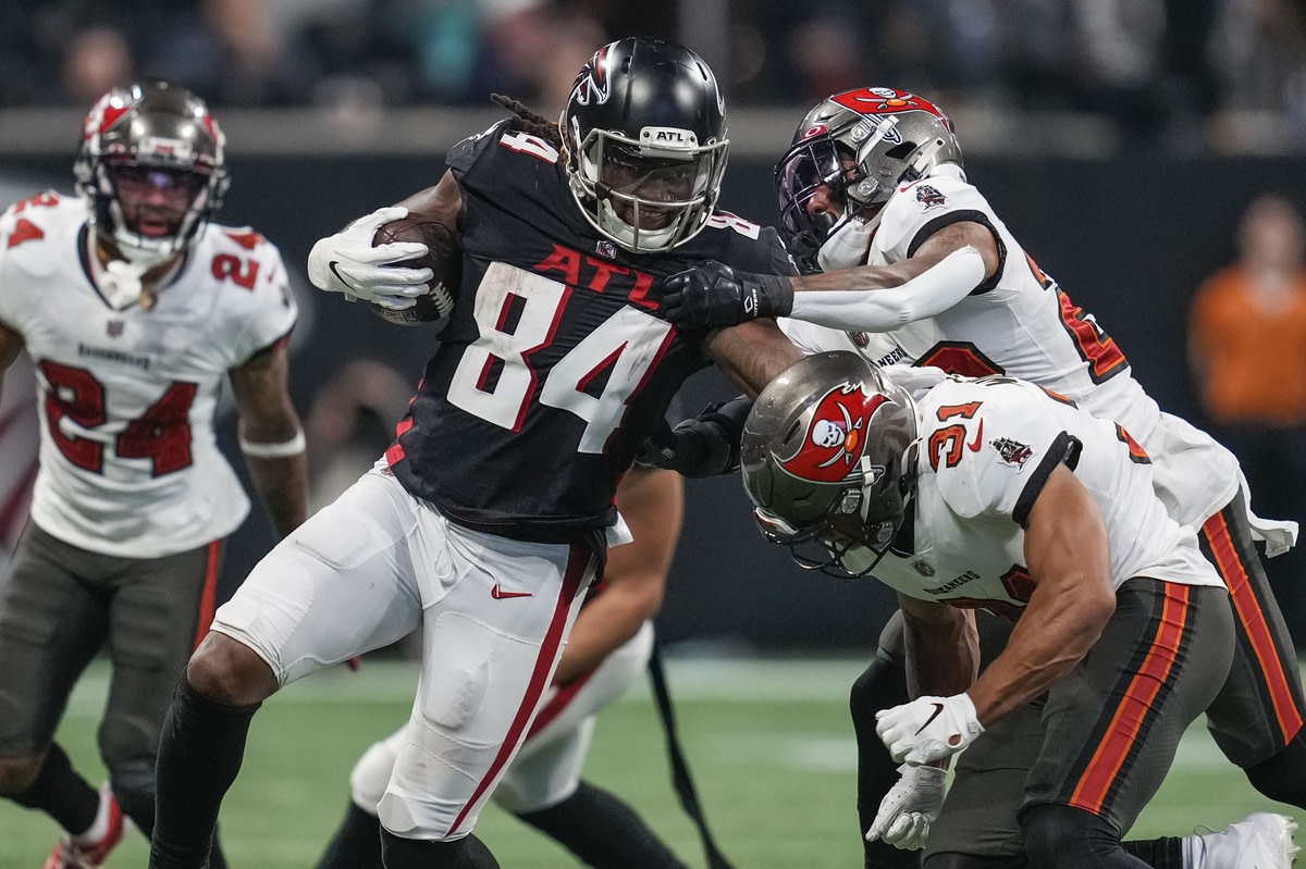 Dec 5, 2021; Atlanta, Georgia, USA; Atlanta Falcons running back Cordarrelle Patterson (84) runs against Tampa Bay Buccaneers cornerback Sean Murphy-Bunting (23) and running back Darwin Thompson (34) during the second half at Mercedes-Benz Stadium. Mandatory Credit: Dale Zanine-USA TODAY Sports