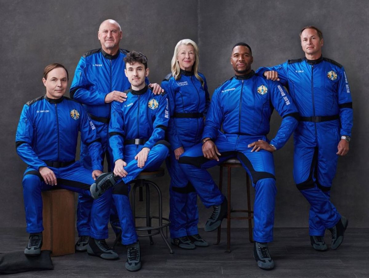 Michael Strahan and Blue Origin NS-19 Flight Crew