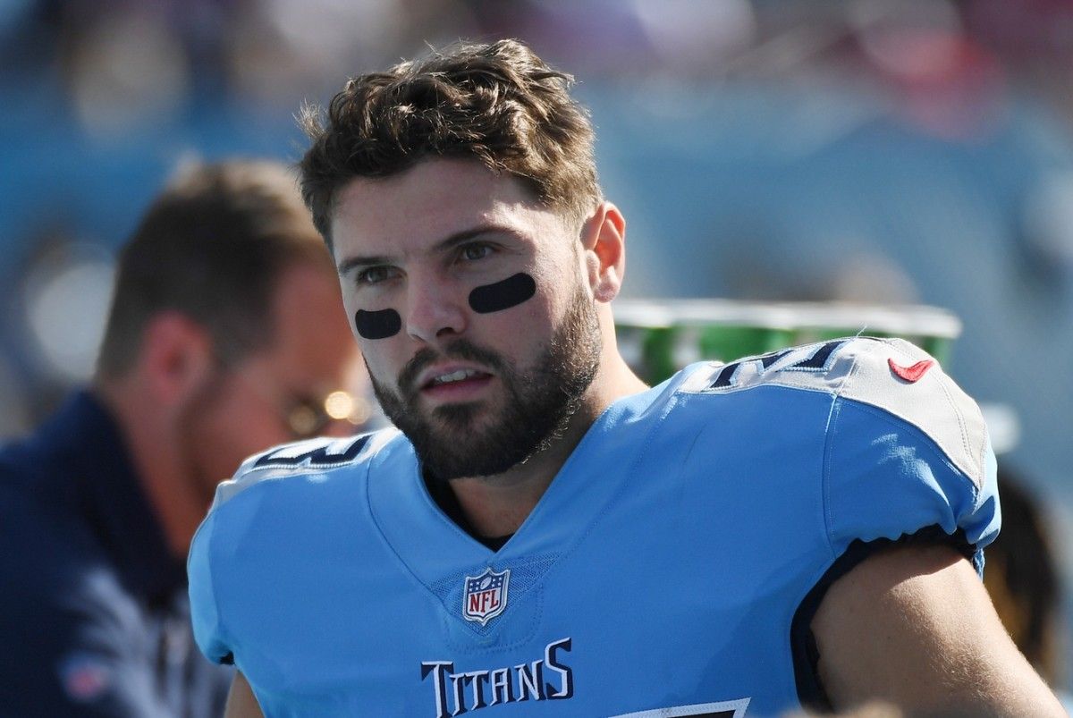 Tennessee Titans safety Brady Breeze (33) against the Kansas City Chiefs at Nissan Stadium.