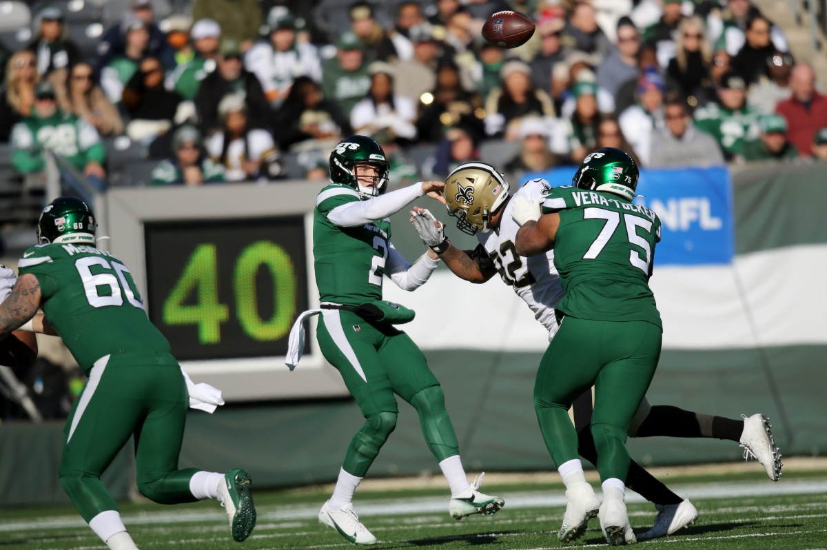 Jets quarterback Zach Wilson (2) is pressured by New Orleans defensive end Marcus Davenport (92). © Kevin R. Wexler-NorthJersey.com / USA TODAY NETWORK